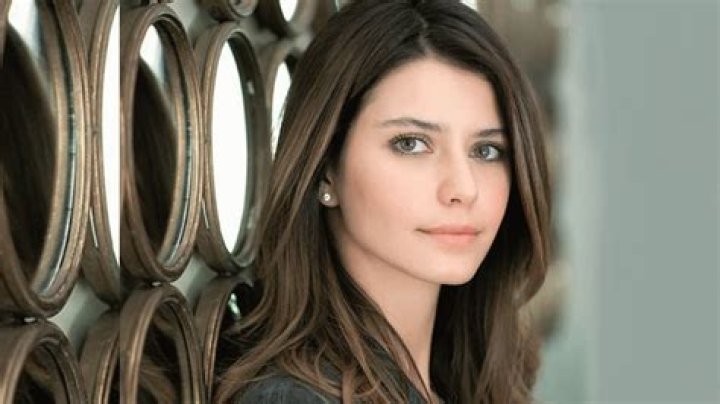 
Beren Saat’s Biography – Husband, Eyes, Height, Religion, Age 