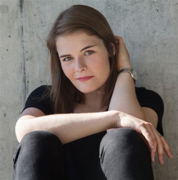 
Hazel Brugger Height, Weight, Net Worth, Age, Birthday, Wikipedia, Who, Instagram, Biography 