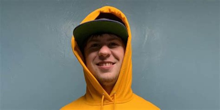 Poofesure’s Biography: Real Name, Face, Net Worth, Girlfriend